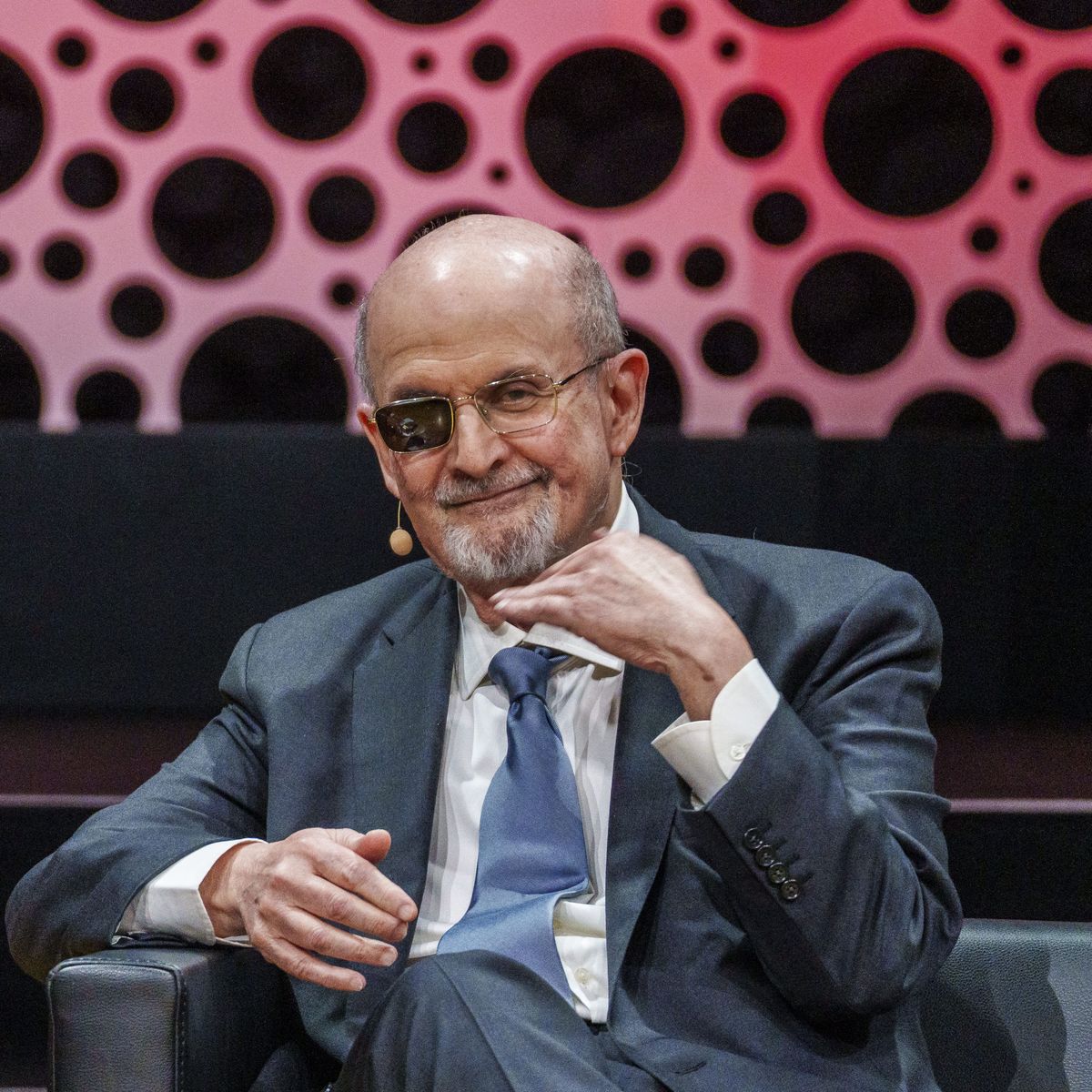 J'avoue que j'avais parfois imaginé mon assassin de cette manière" : dans  "Le Couteau", Salman Rushdie raconte l'attaque qui a failli lui coûter la  vie – franceinfo