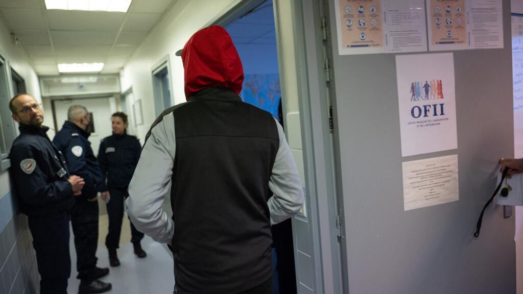 Centres de retour, détentions plus longues : l'Union européenne veut durcir  sa politique migratoire - Politique, le choix de la semaine - RFI