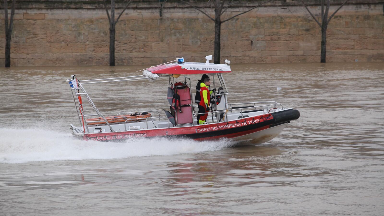 Nuit du sacre du PSG : un homme retrouvé mort dans la Seine, un autre  toujours dans un état grave après avoir sauté dans le fleuve - Le Parisien