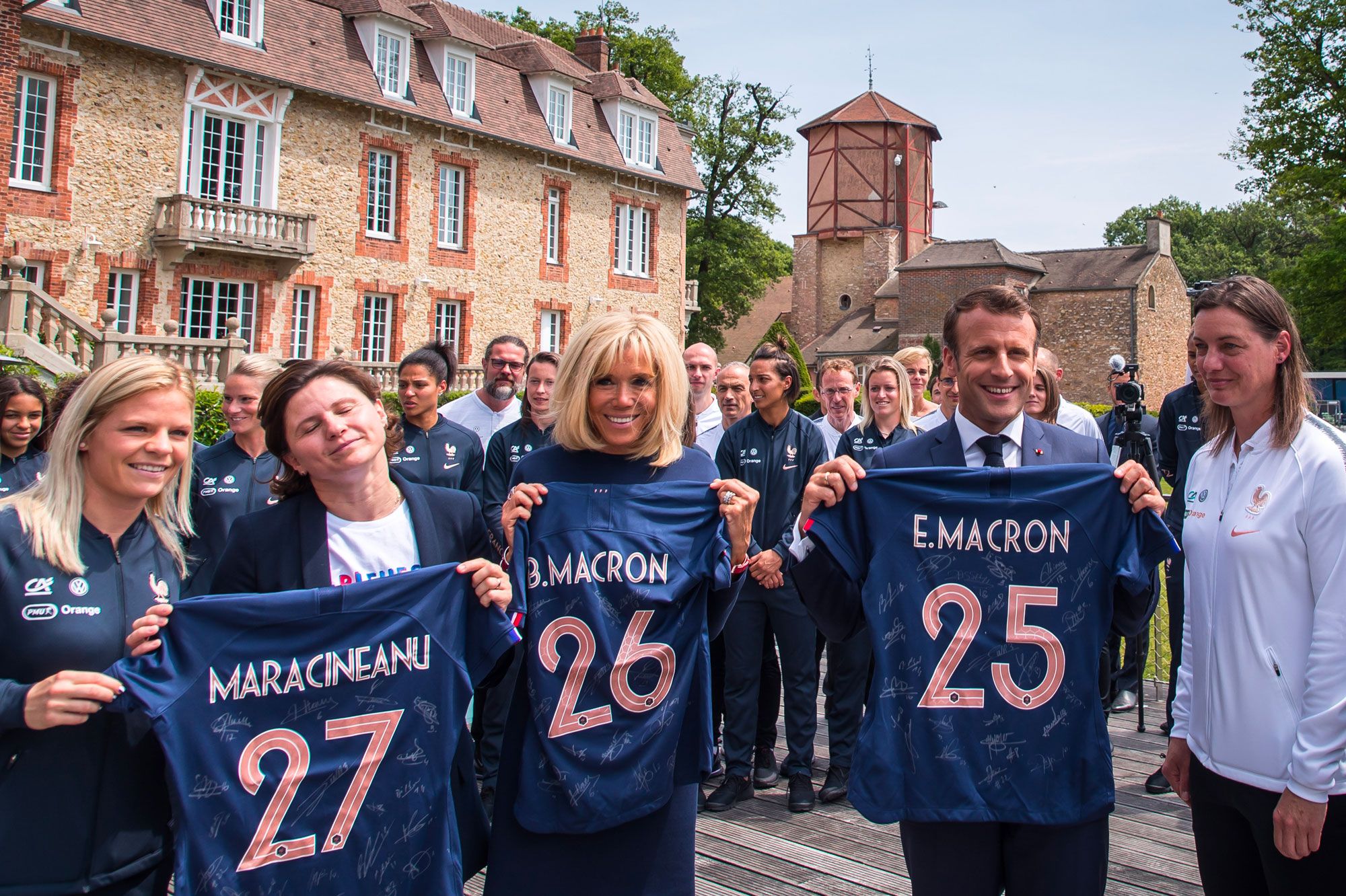 Emmanuel et Brigitte Macron déjeunent avec les Bleues à Clairefontaine