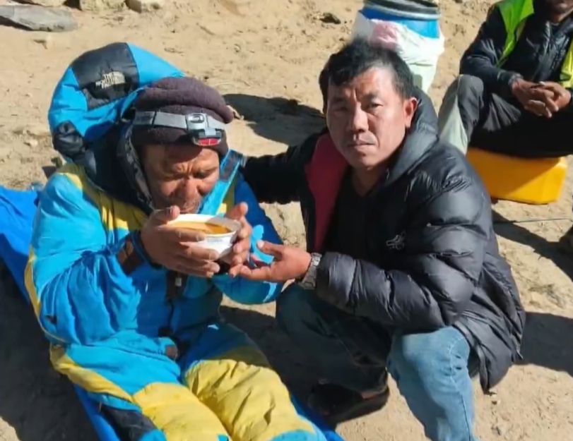 Un guide népalais retrouvé vivant après 6 jours sur l'Everest