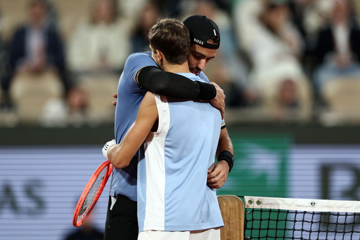 Roland-Garros - Triste soirée : Matteo Berrettini abandonne en quart de  finale, Matteo Arnaldi (7-5, 5-2, ab.) passe en demi-finales - Eurosport