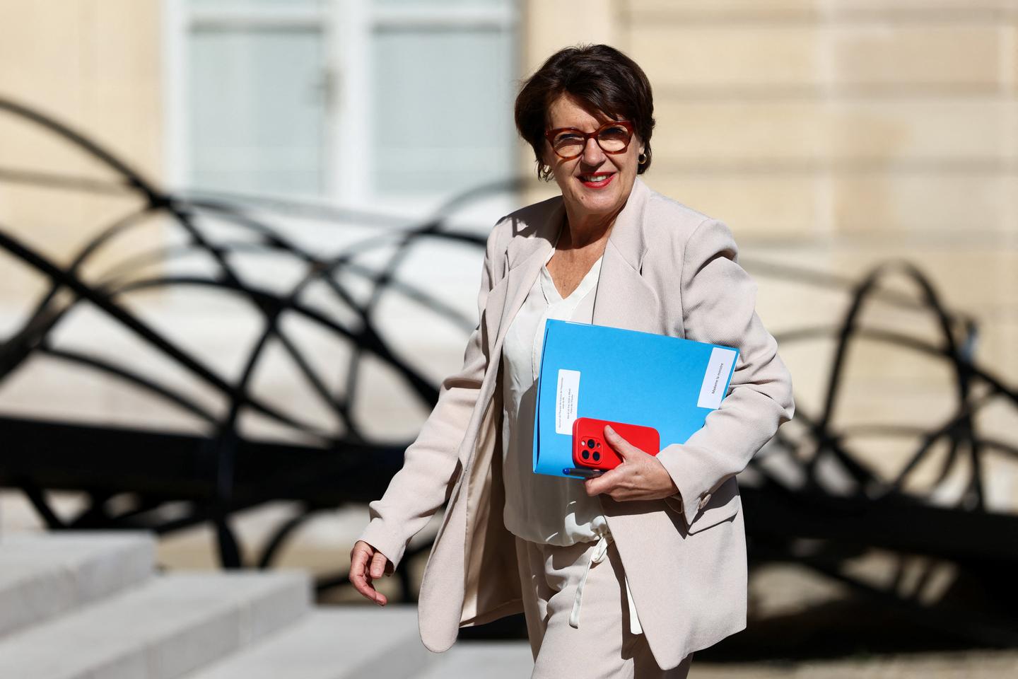 Quand Annie Genevard, ministre de l'agriculture, invite BASF à faire  blanchir l'un de ses herbicides