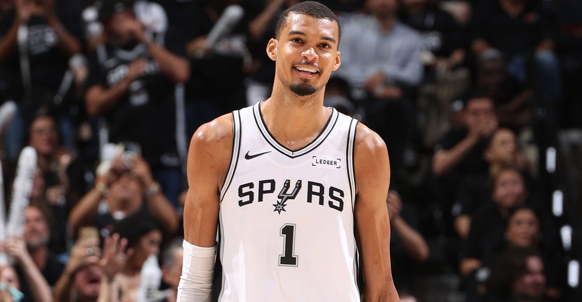 Un fan interrompt les Finales NBA pour un selfie avec Wembanyama