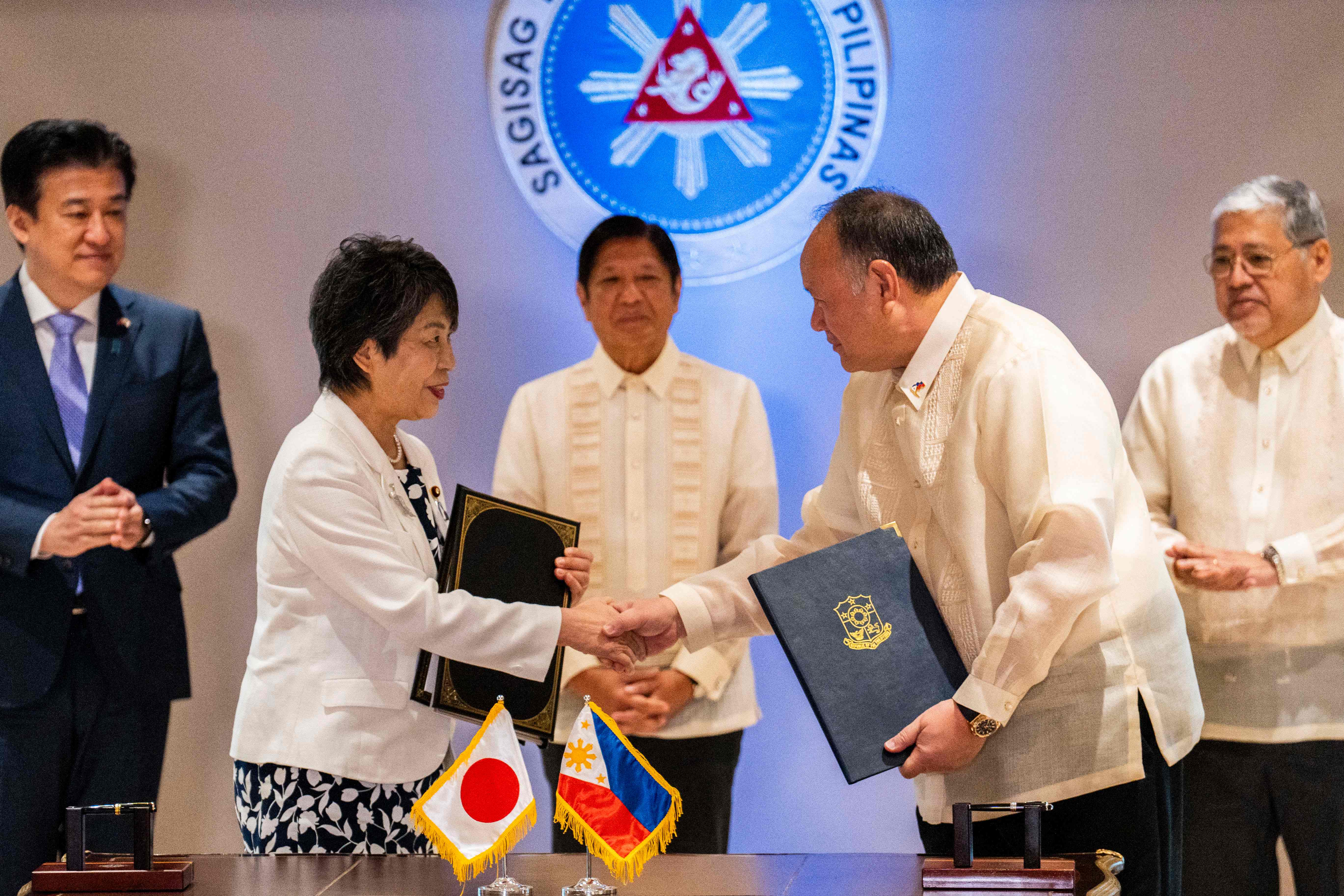 Les Philippines et le Japon signent un pacte de défense dans un contexte  d'affrontements en mer de Chine - La Libre