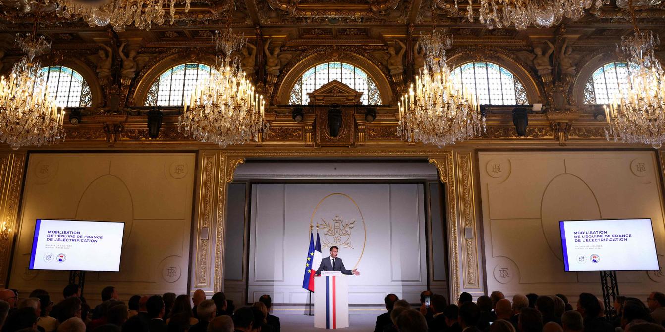 Emmanuel Macron cherche à mobiliser les industriels pour accélérer  l'électrification de la France