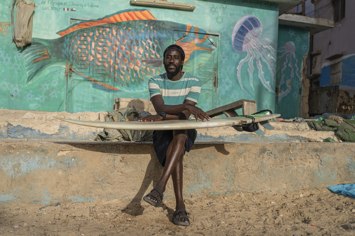 Vagues, soleil… et bactéries : les surfeurs sénégalais s'engagent contre la  pollution des eaux
