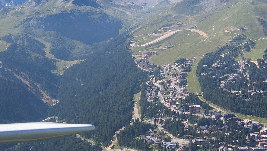 Construite en 2020 pour les JO, une gigantesque retenue d'eau menace de  s'effondrer sur un hameau en Savoie - ladepeche.fr
