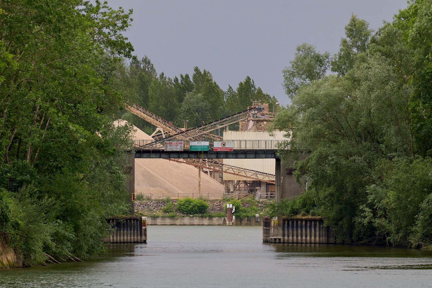 Pour extraire son sable, Lafarge dévore les méandres de la Seine