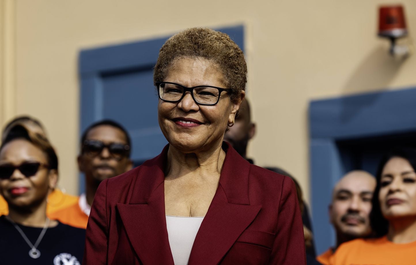 Incendies à Los Angeles : Fustigée par un journaliste, la maire Karen Bass  reste mutique