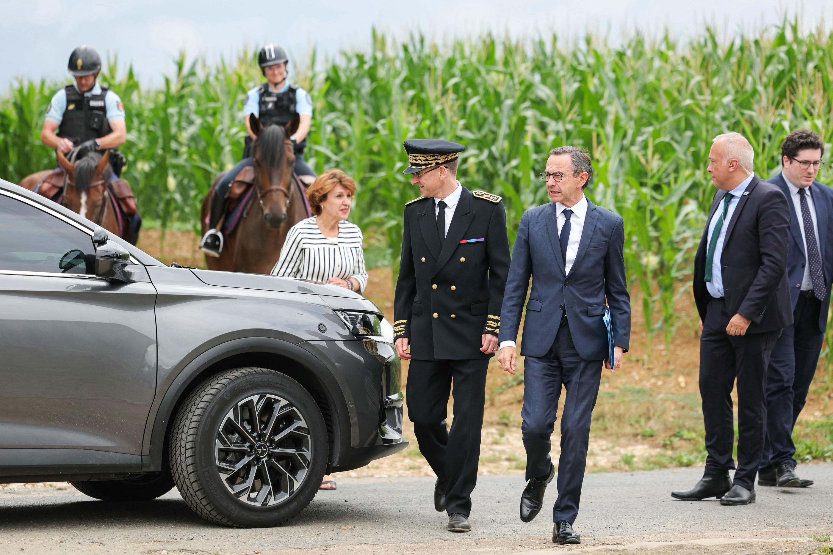 Les rodéos, la violence, c'est aussi en campagne », alerte Bruno Retailleau  chez un agriculteur du Vexin - Le Parisien
