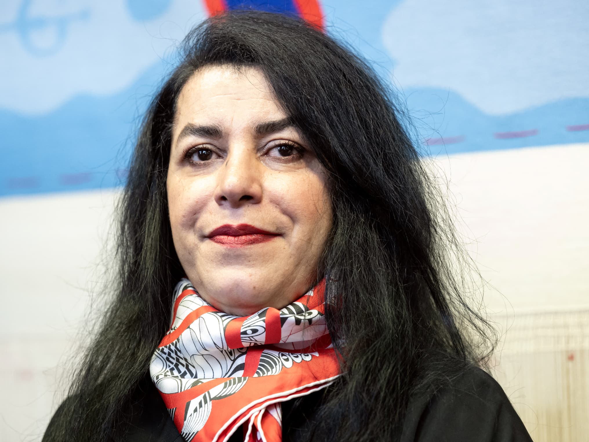 Mort de Marjane Satrapi: Emmanuel Macron salue "une immense artiste qui  avait transformé une enfance iranienne en fable universelle