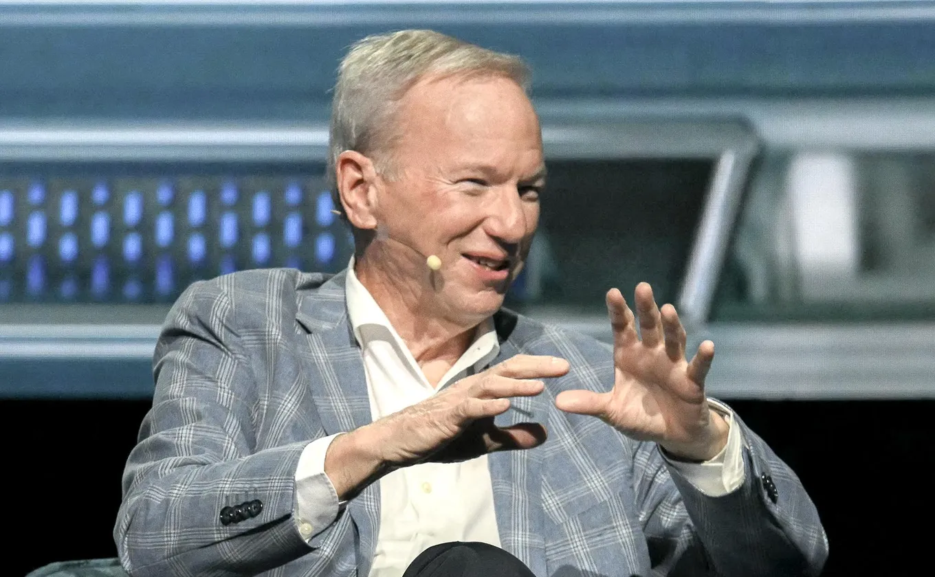 Eric Schmidt hué en parlant d'intelligence artificielle… cette grogne anti-IA  qui prend de l'ampleur