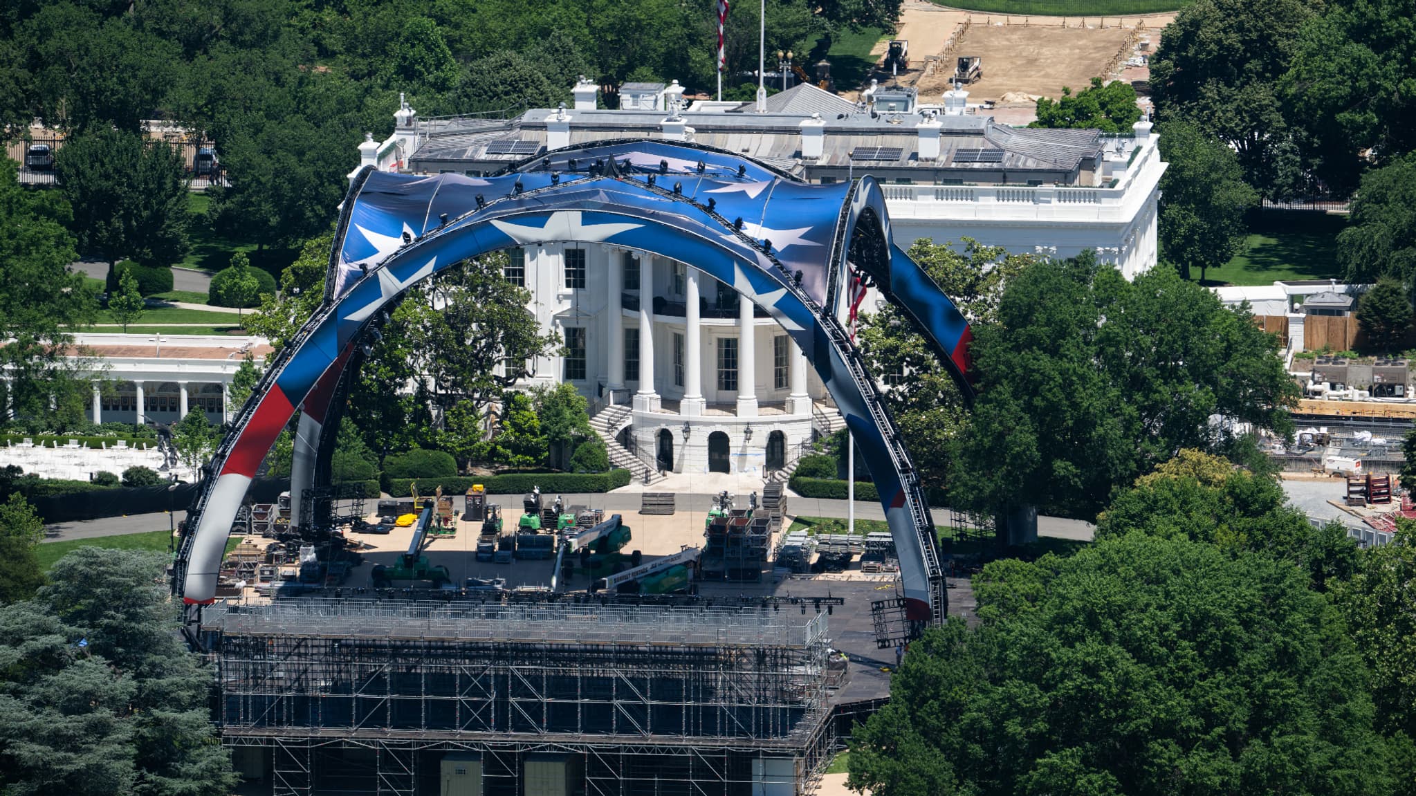 La tour Eiffel aussi devait être démontée": Donald Trump envisage de  laisser la gigantesque arche bâtie pour l'UFC Freedom 250 devant la Maison- Blanche