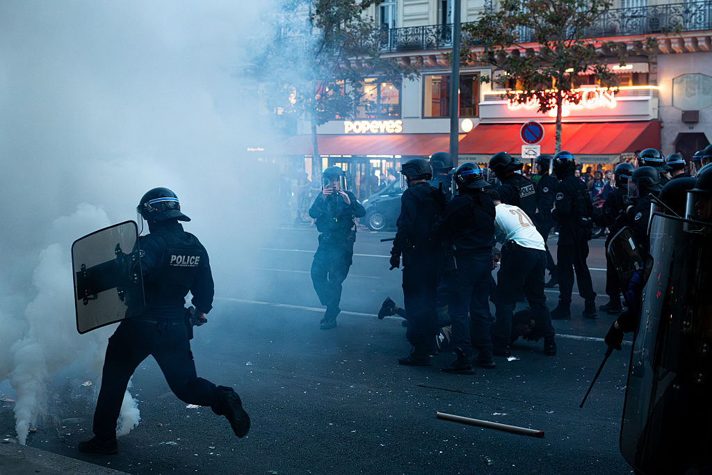 Violences suite à la victoire du PSG : un policier hors service a été  condamné à 14 mois de prison ferme et incarcéré