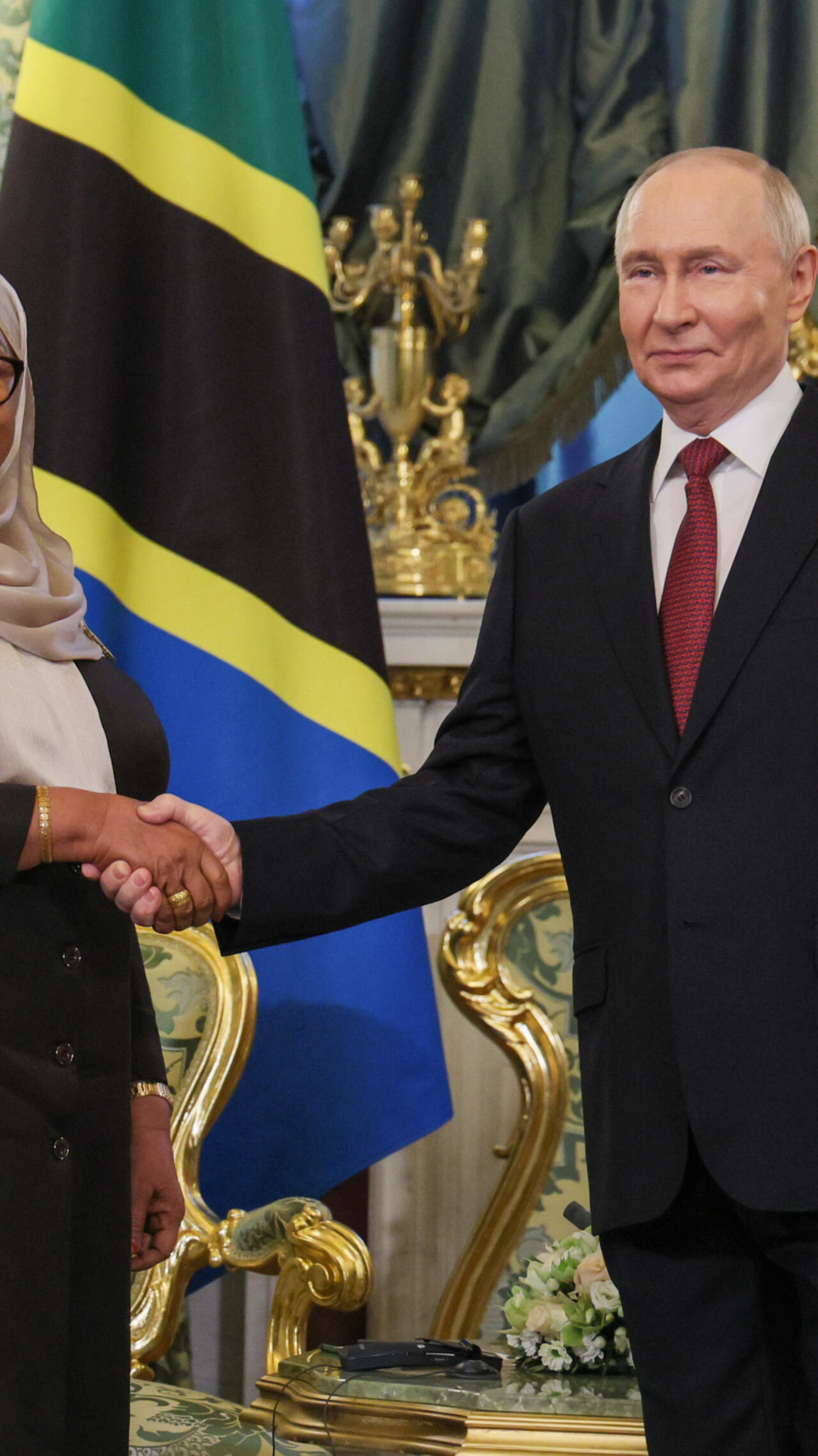 Critiquée par les Occidentaux, la présidente de Tanzanie en visite en Russie