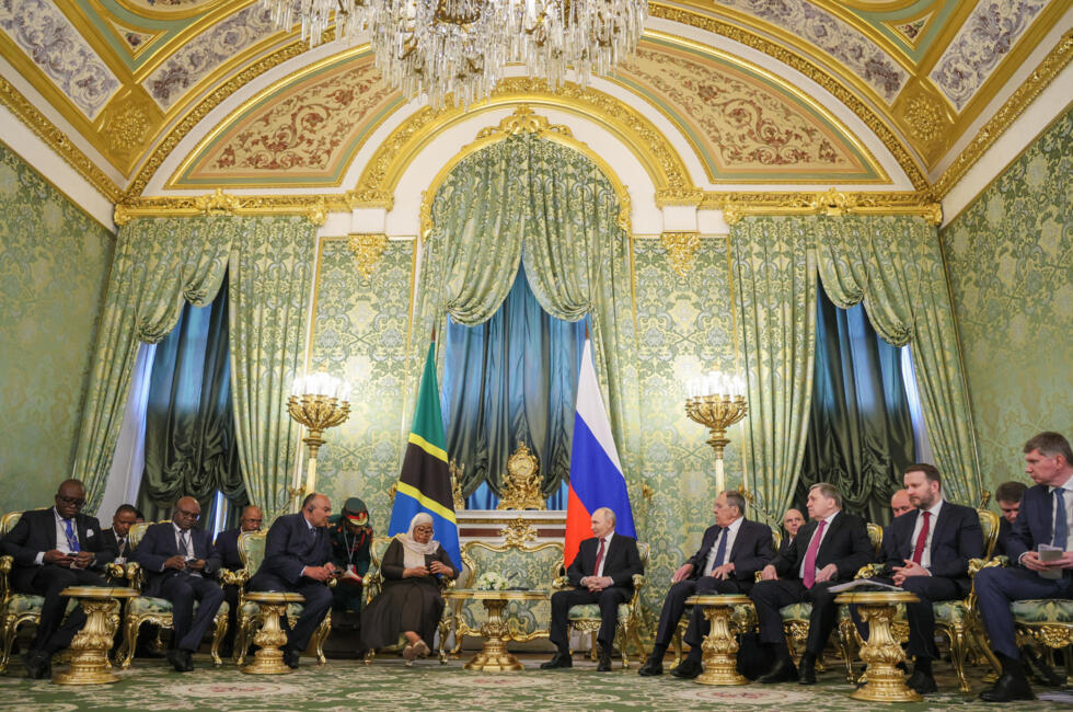 Critiquée par les Occidentaux, la présidente de Tanzanie en visite en Russie