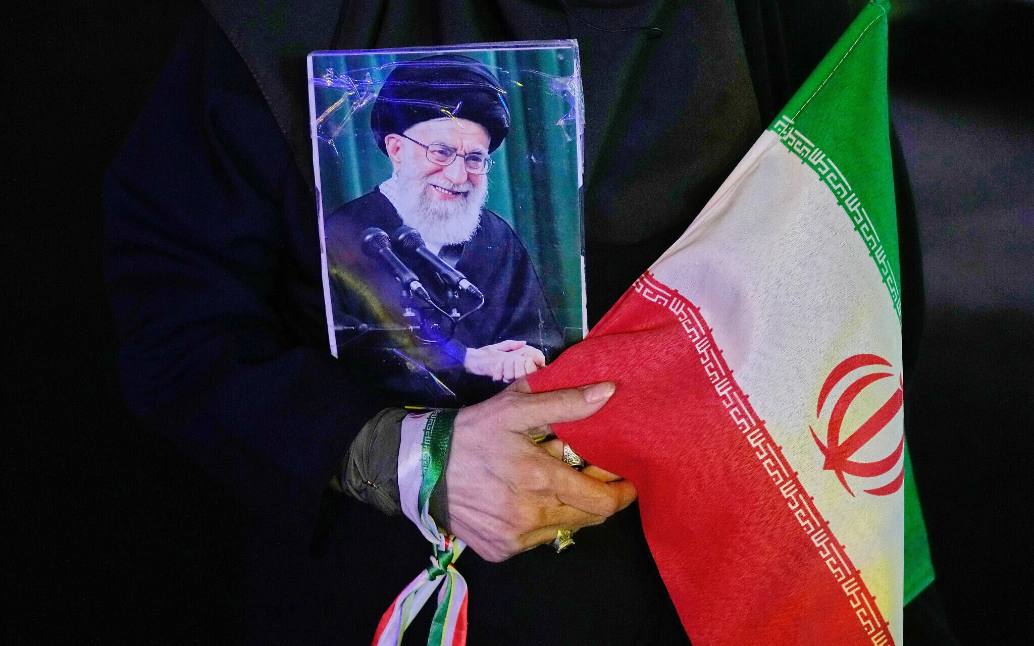 L'Iran prévoit des funérailles de trois jours pour le guide suprême  assassiné Ali Khamenei, probablement à la mi-juin - The Times of Israël