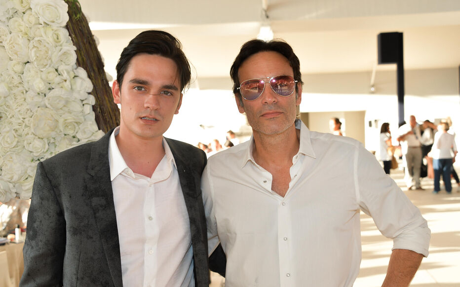 Anthony et Alain-Fabien Delon condamnés à verser 5 000 euros à leur sœur  Anouchka pour avoir diffusé une conversation privée avec leur père - Le  Parisien