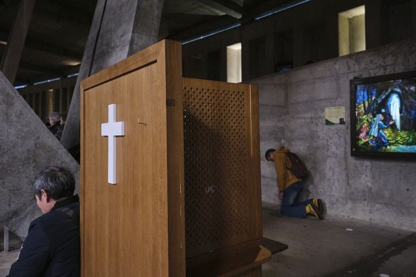 Secret de la confession menacé : l'Église catholique exprime sa « grande  préoccupation »