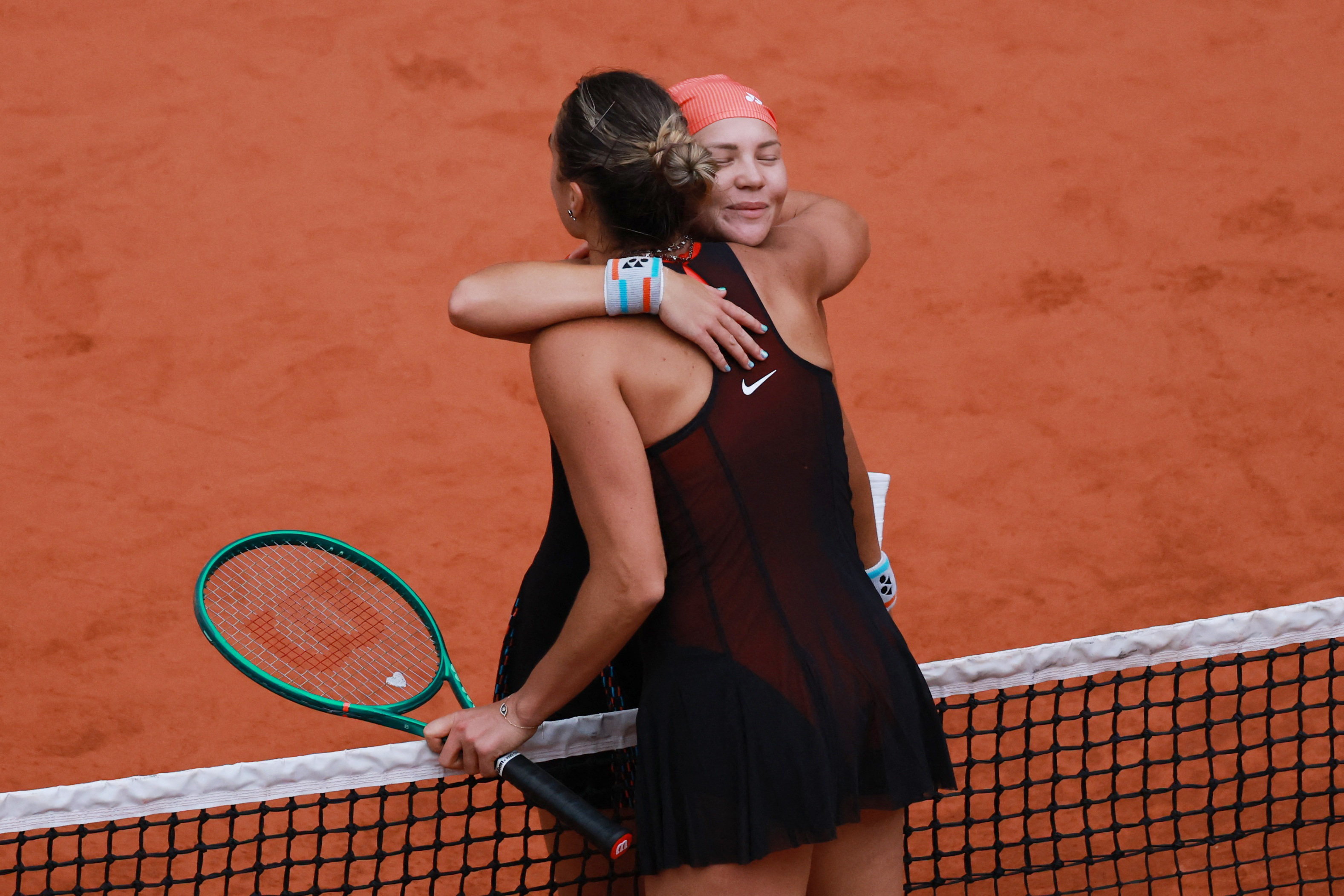 Roland-Garros 2026 : la numéro un mondiale Aryna Sabalenka n'y arrive  toujours pas, sortie par Diana Shnaider en quart – Libération