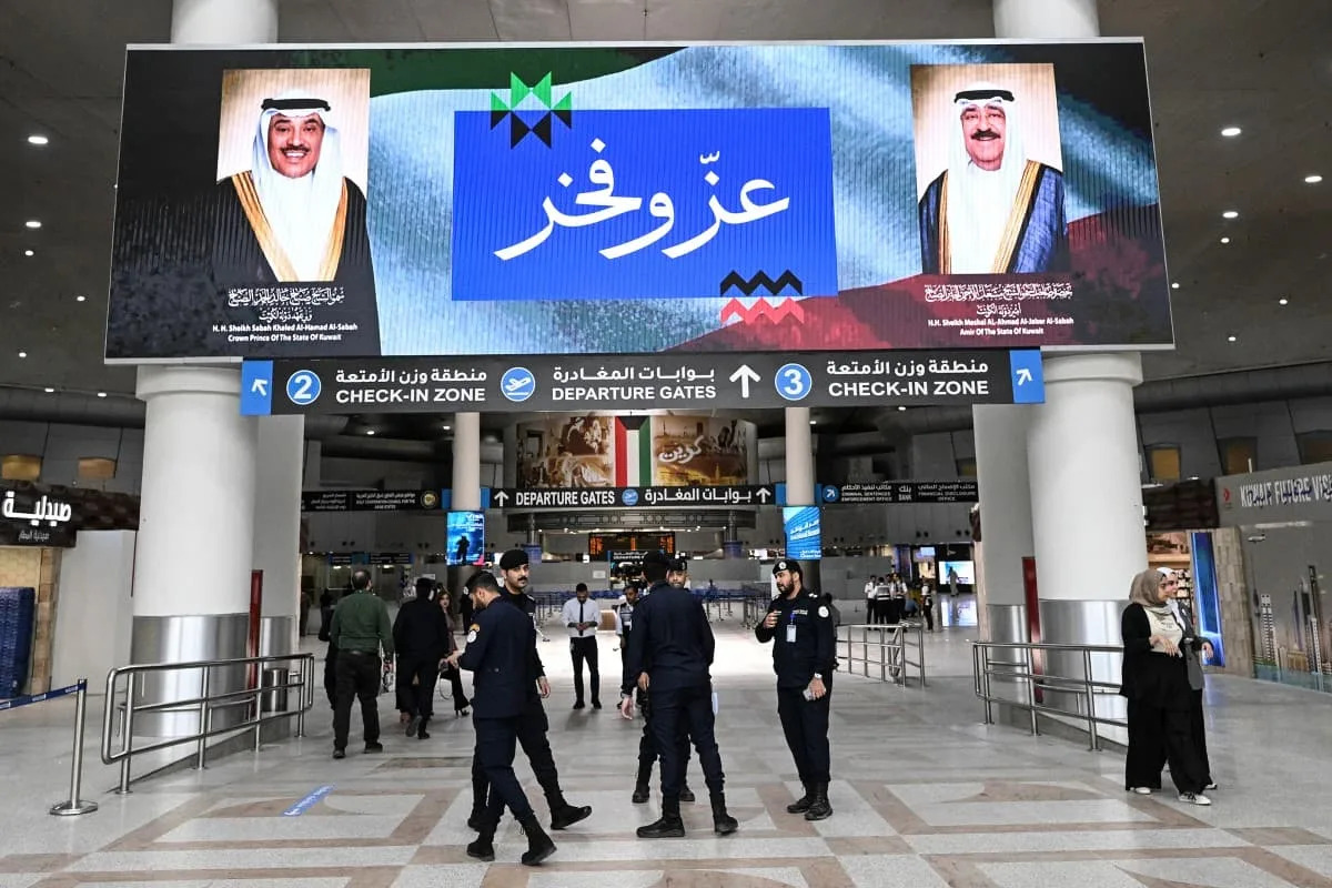 Guerre au Moyen-Orient: l'aéroport du Koweït touché par des drones iraniens,  au moins un mort recensé - Yahoo Actualités France