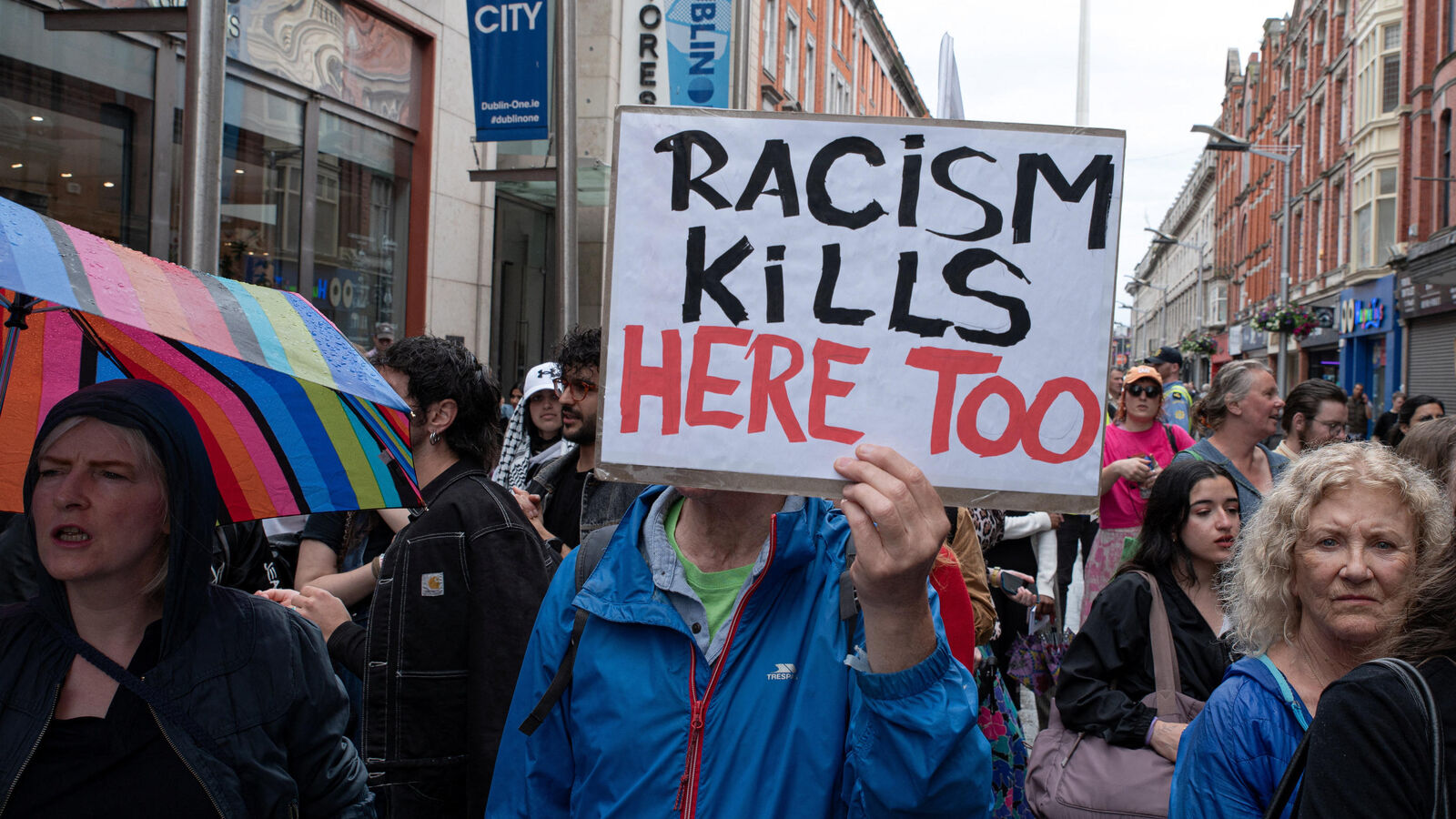 Il faut que justice soit faite » : manifestation à Dublin après la mort  d'un Congolais immobilisé par des agents de sécurité - Le Parisien