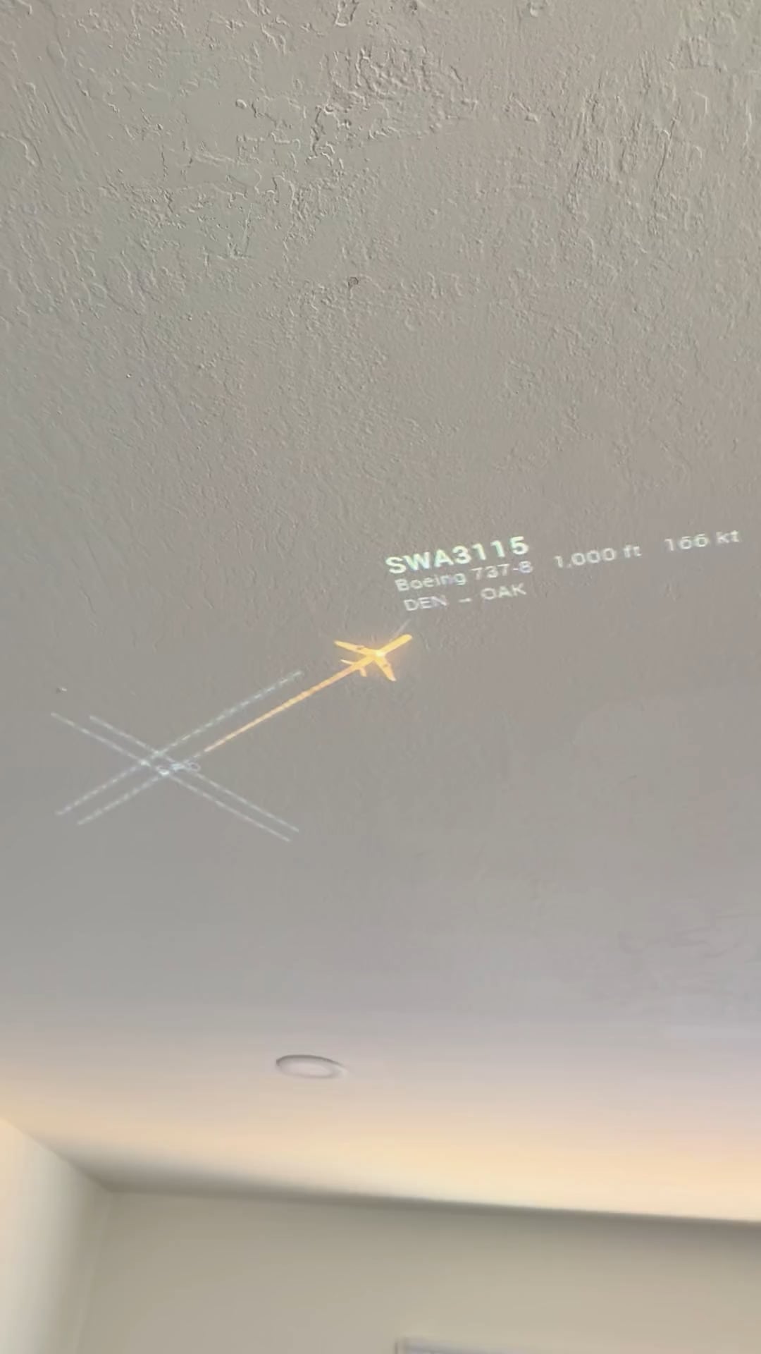 Je vis dans la trajectoire de décollage de SFO et j'ai construit une  projection au plafond des avions qui survolent ma maison en utilisant la  radio ADS-B. : r/RTLSDR