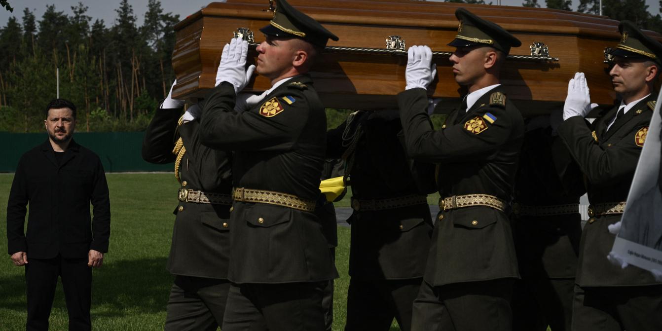 La réhabilitation par Volodymyr Zelensky de figures controversées du  nationalisme ukrainien suscite la colère d'Israël et de la Pologne