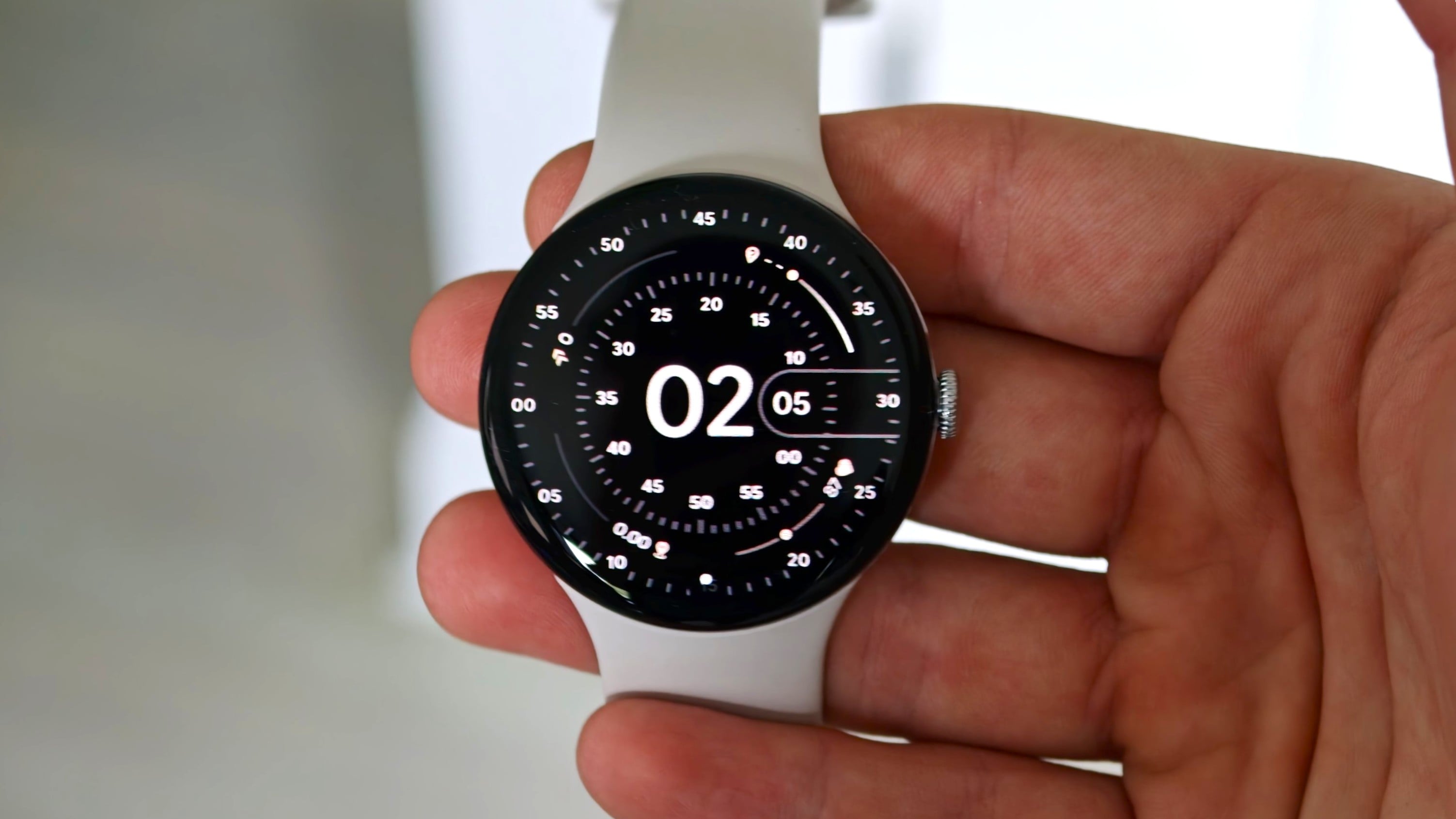 Fuite étrange : Le prototype de la Google Pixel Watch 5 aurait été trouvé  lors d'une plongée dans l'océan - NotebookCheck.biz News