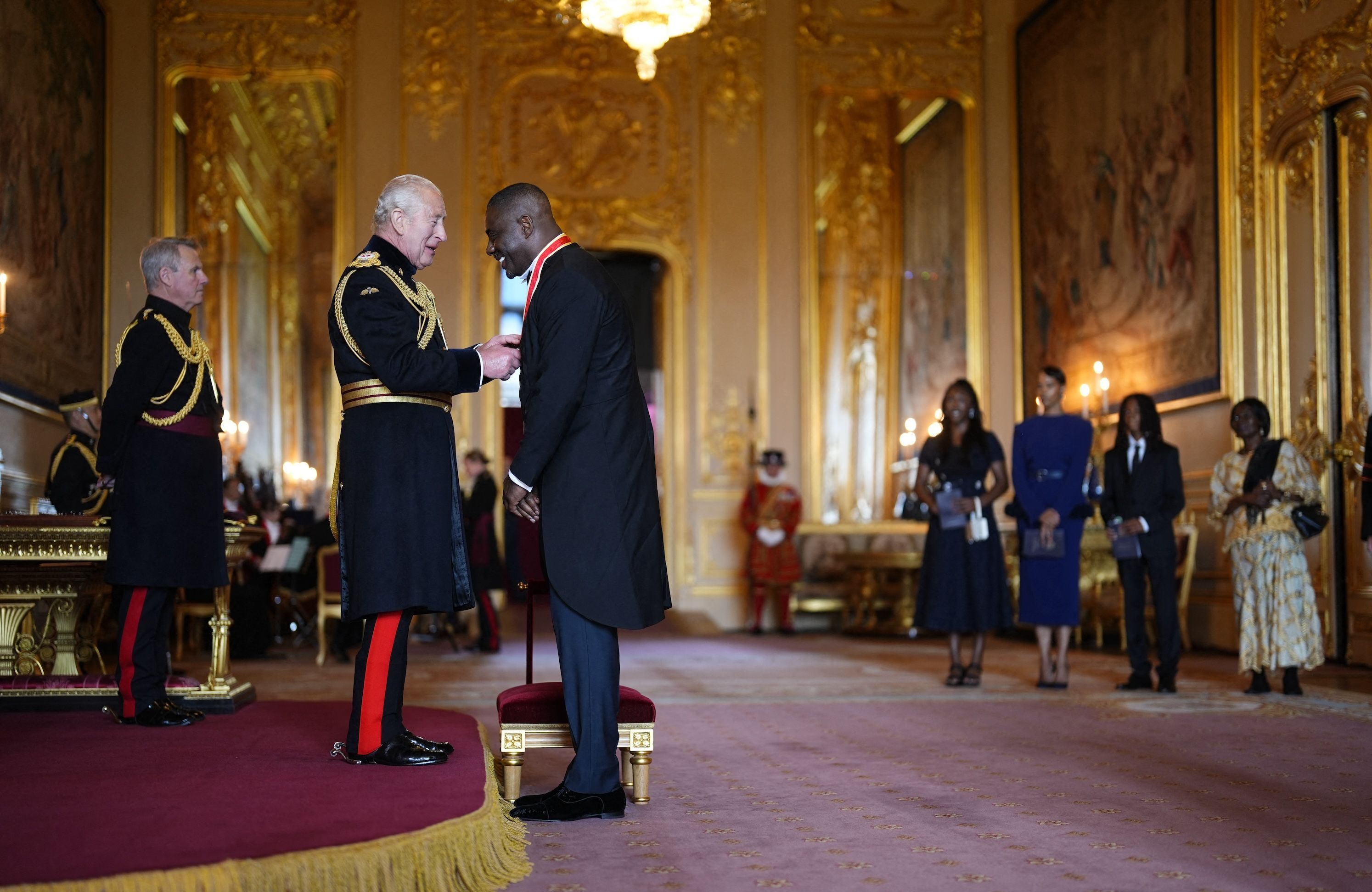 Idris Elba fait chevalier de l'Ordre de l'Empire britannique par le roi  Charles III - Elle