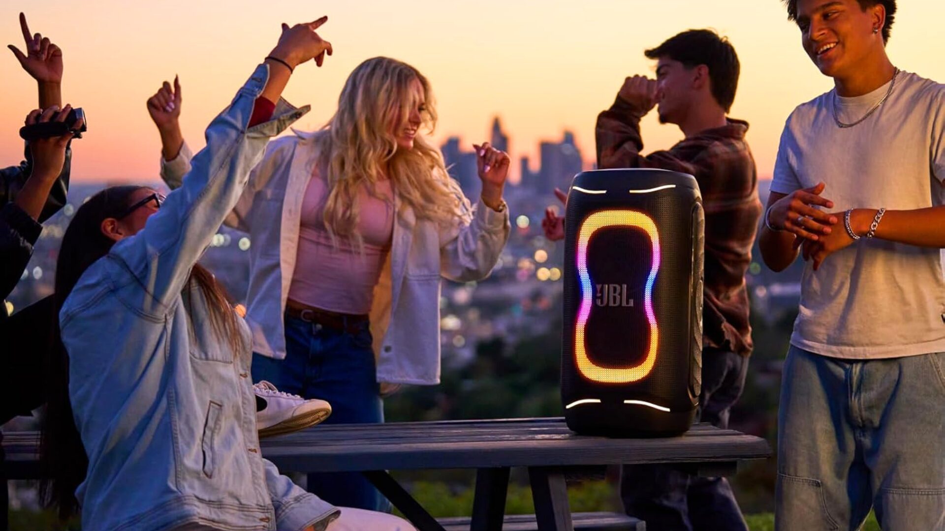 À peine sortie, l'énorme enceinte de soirée JBL Partybox 130 baisse son prix  de 50 € - Numerama