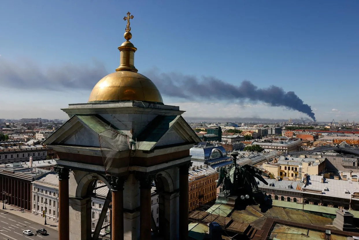 Des drones ukrainiens frappent Saint-Pétersbourg avant le début du “Davos  de Poutine” - Yahoo Actualités France