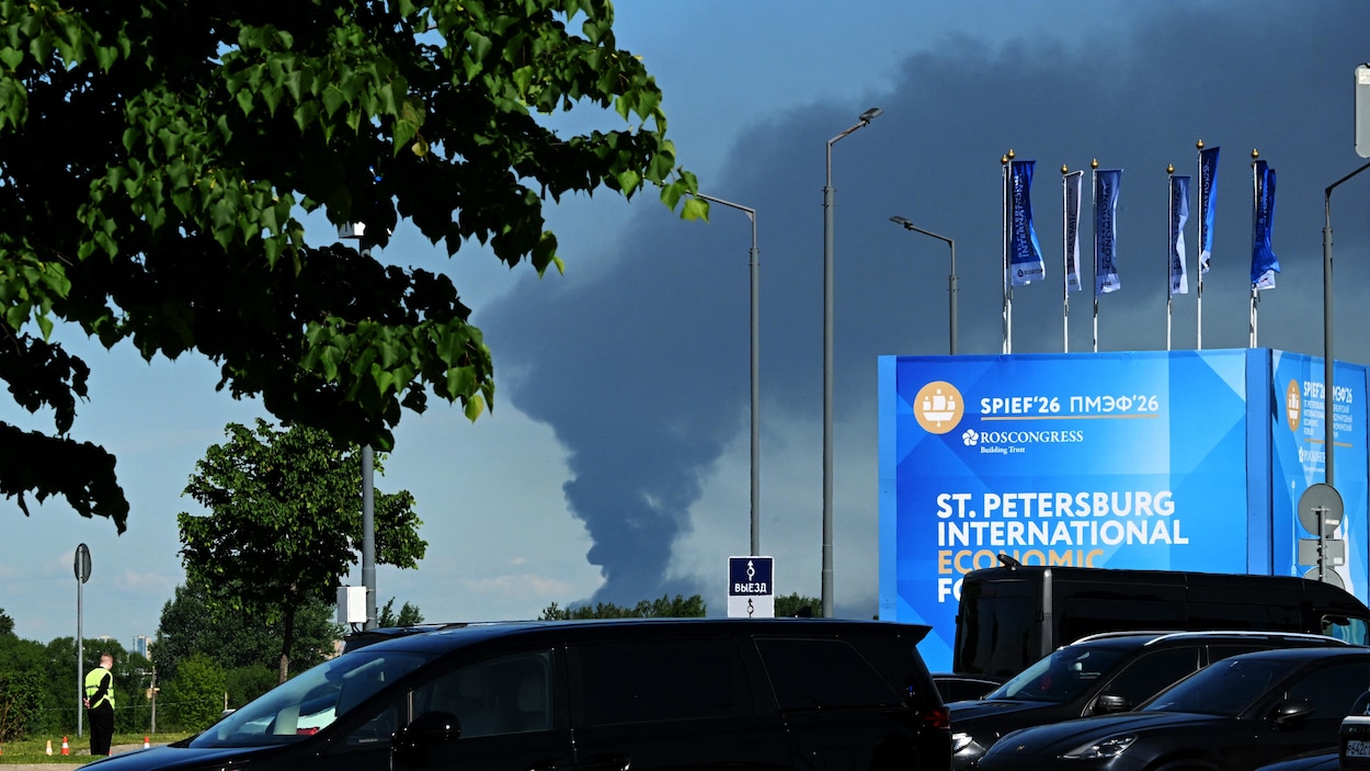 Des drones ukrainiens frappent Saint-Pétersbourg, où s'ouvre le Forum  économique | Radio-Canada