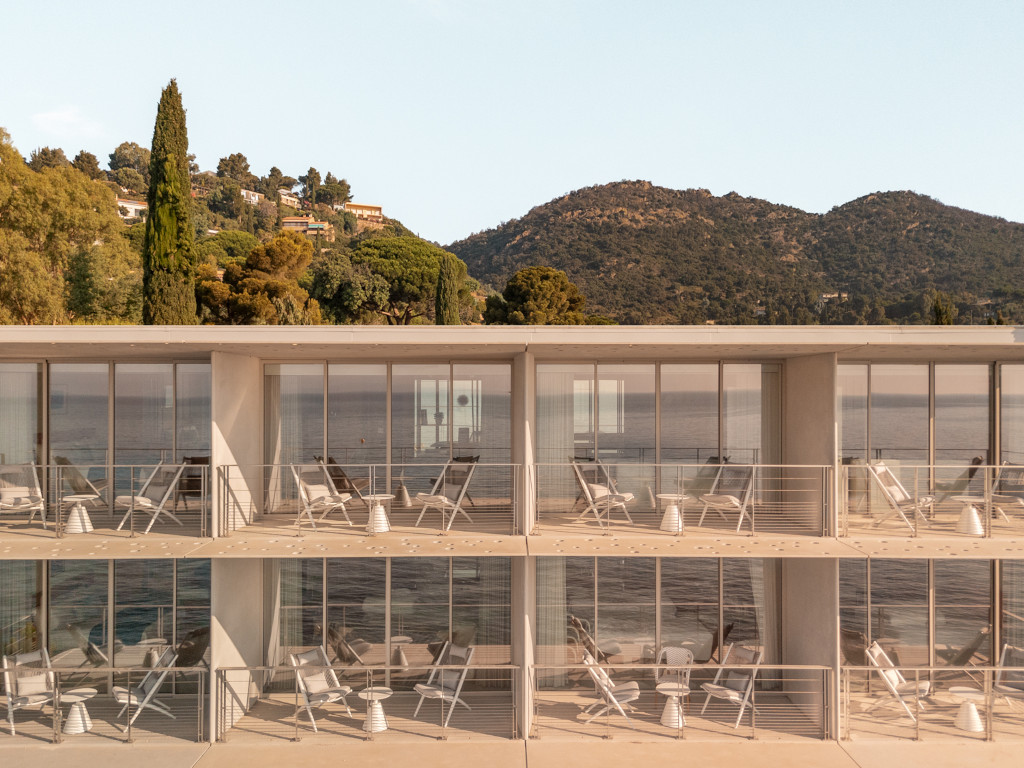 Au Lavandou, l'hôtel Les Roches par PietriArchitectes | Chroniques d' architecture