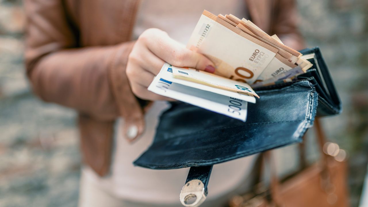 Pourquoi le "doom spending" est-il si tentant quand nous allons mal ? | TF1  Info