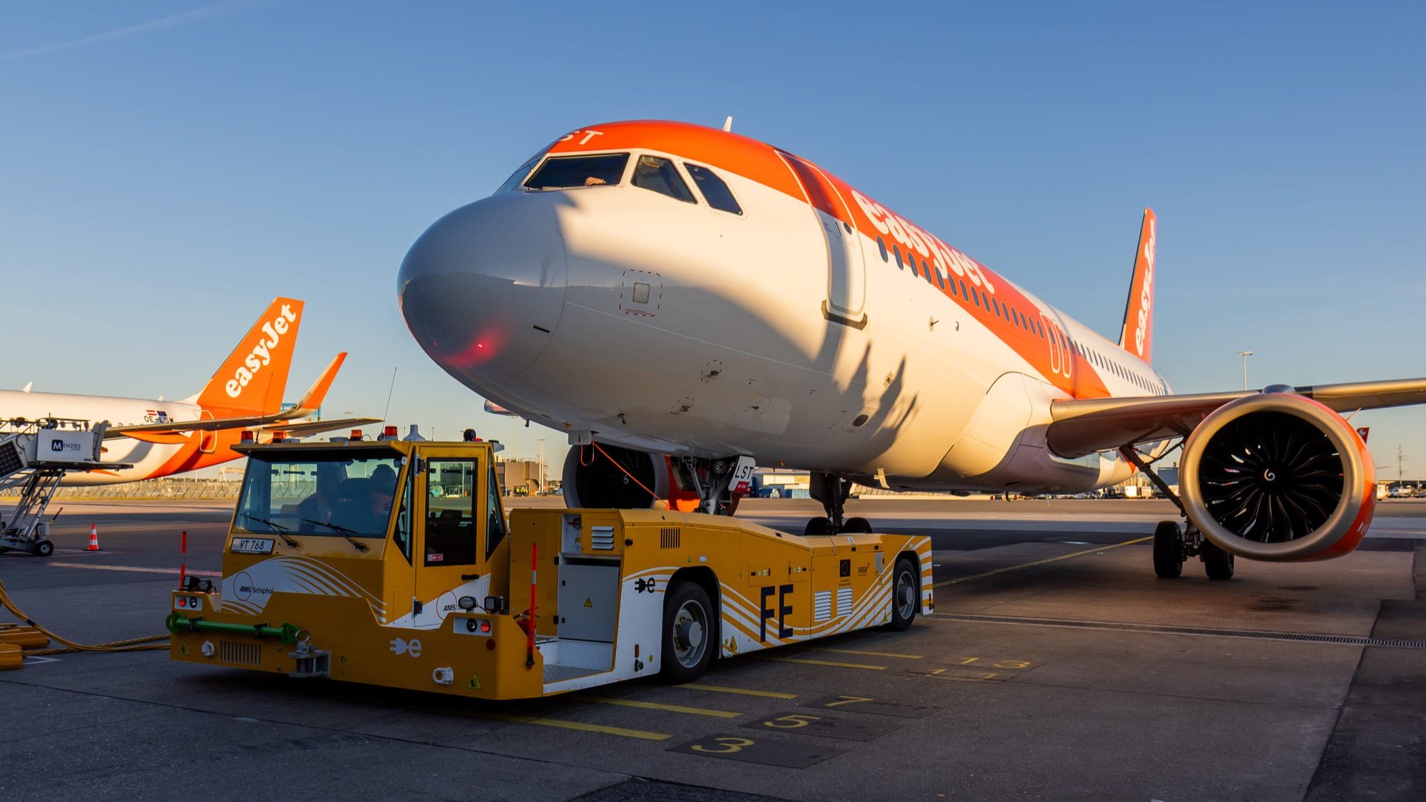 easyJet fait rouler des Airbus sans moteur à Schiphol : le TaxiBot  électrique passe à l'action