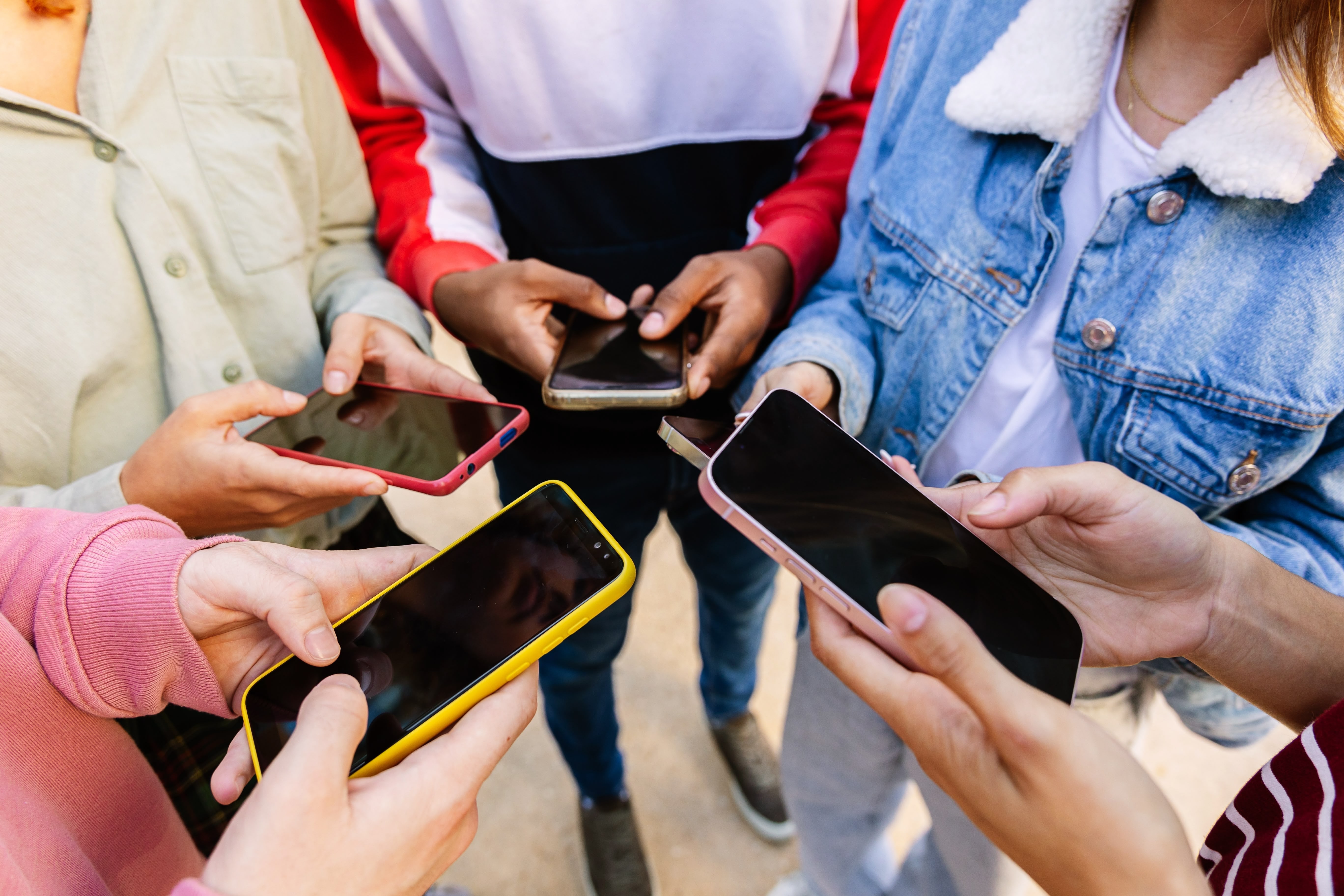 Les réseaux sociaux seraient un problème aussi sérieux que la cigarette  pour les jeunes, selon ces spécialistes
