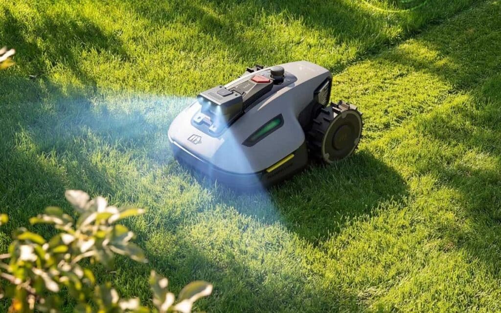 Il fait trop chaud pour tondre : 3 robots tondeuses en promo – LaboMaison