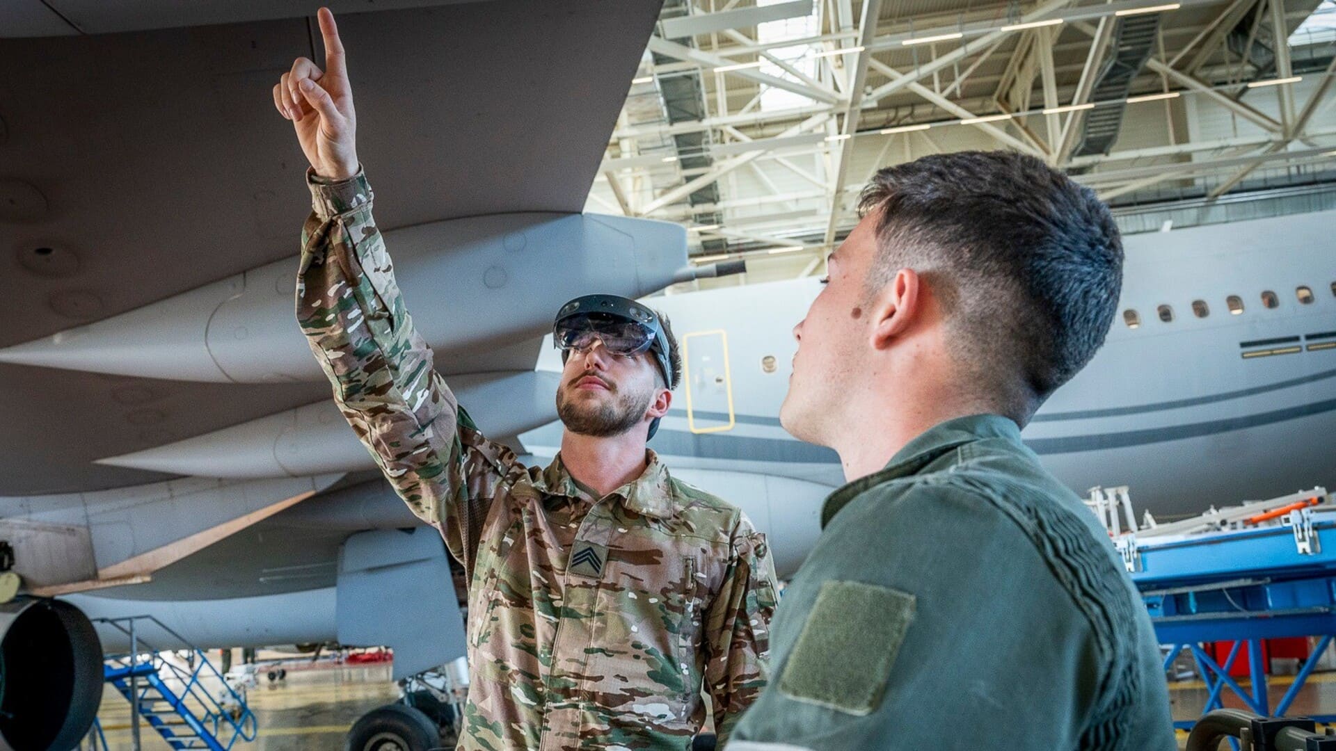 Un réserviste d'Airbus a convaincu l'armée de l'Air d'adopter la réalité  augmentée façon Microsoft pour ses avions