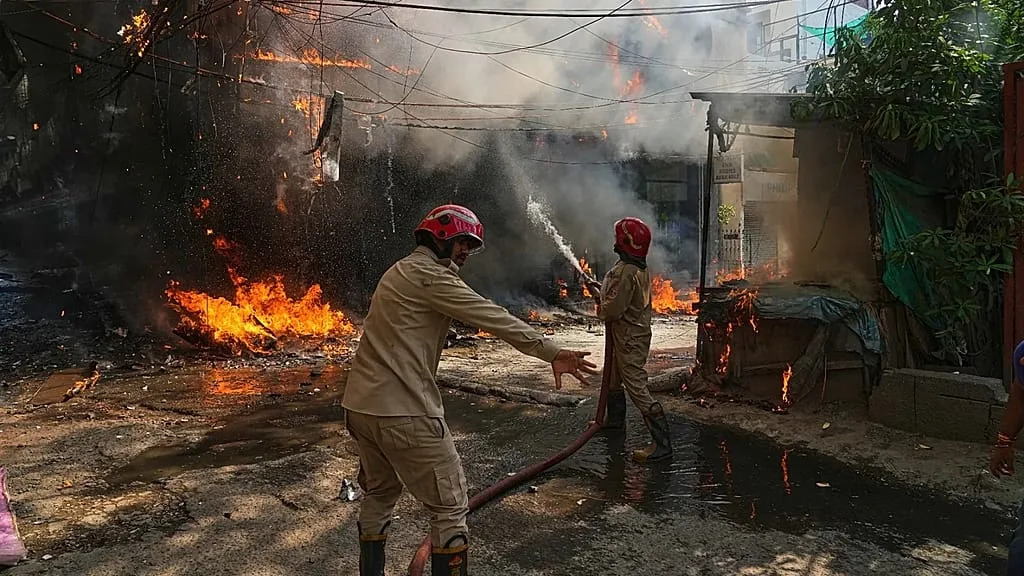 Incendie dans un hôtel à New Delhi : au moins 21 morts, dont de nombreux  étrangers - Yahoo Actualités France