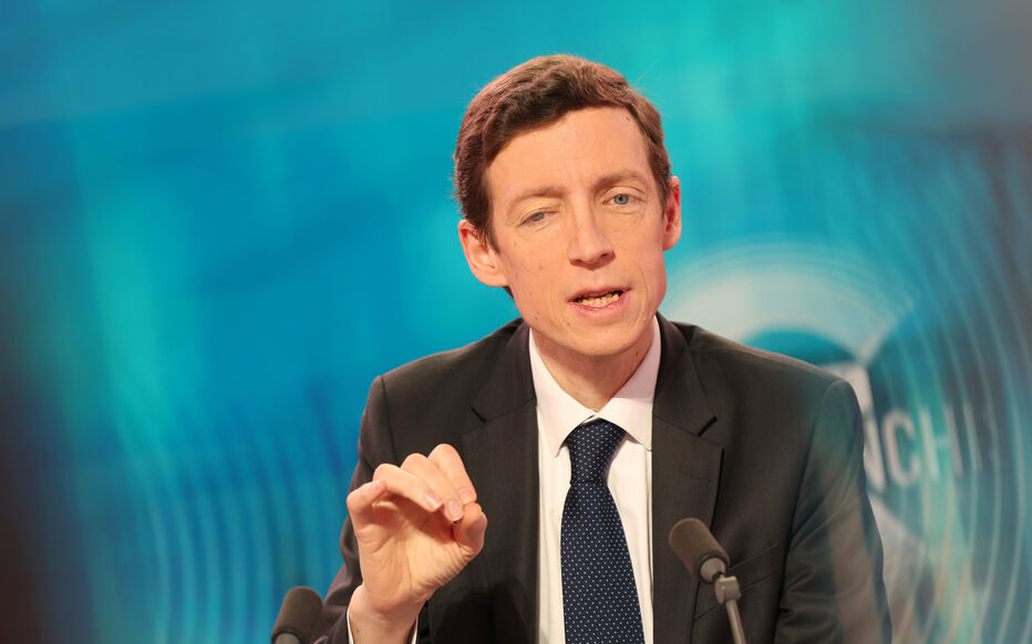 On fait tous des erreurs » : sur le plateau de « C à vous », le ministre de  l'Éducation ne sait pas écrire le mot « dilemme » - Le Parisien