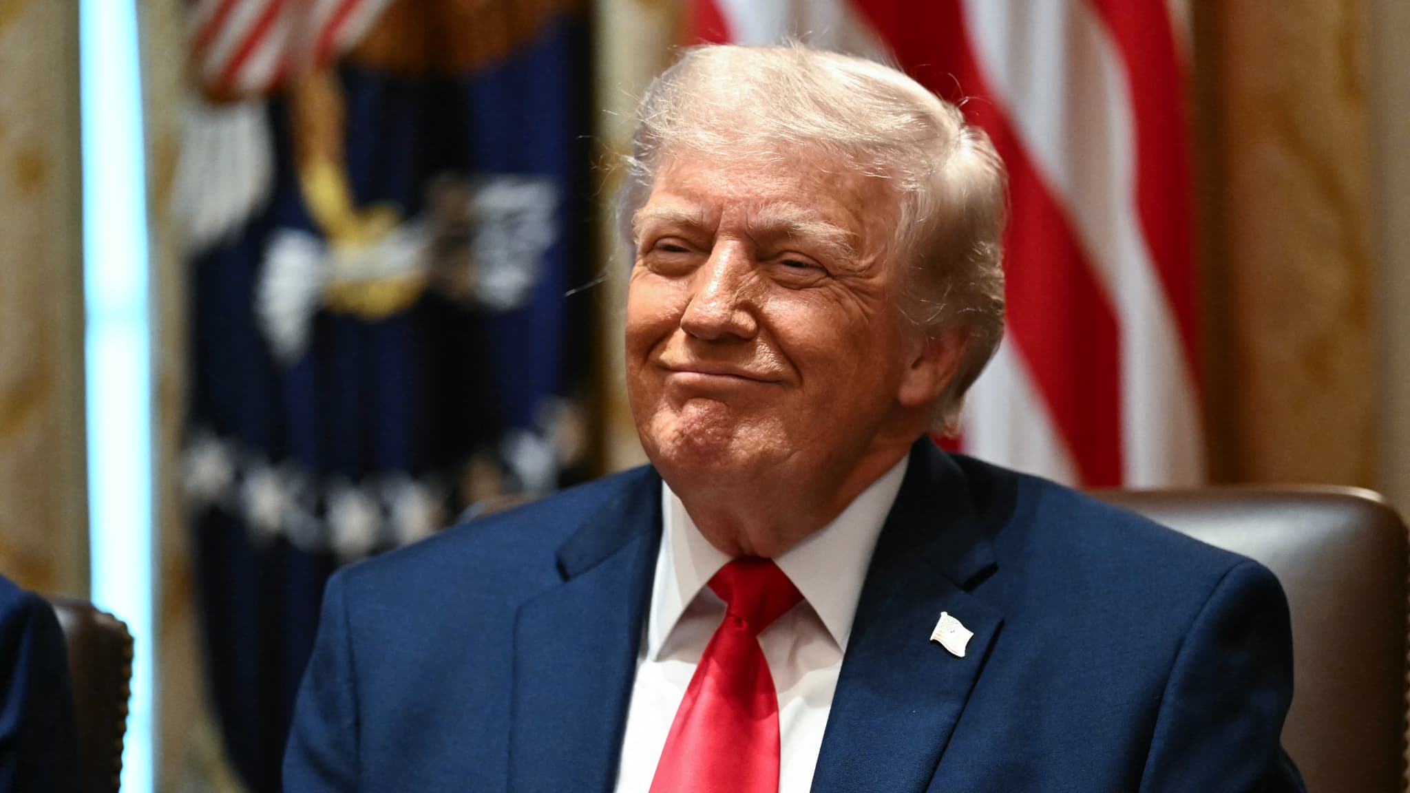 Washington leur reproche de ne pas suffisamment lutter contre le commerce  de biens issus du travail forcé : les États-Unis envisagent des droits de  douane supplémentaires de 10 à 12,5% contre 60 pays