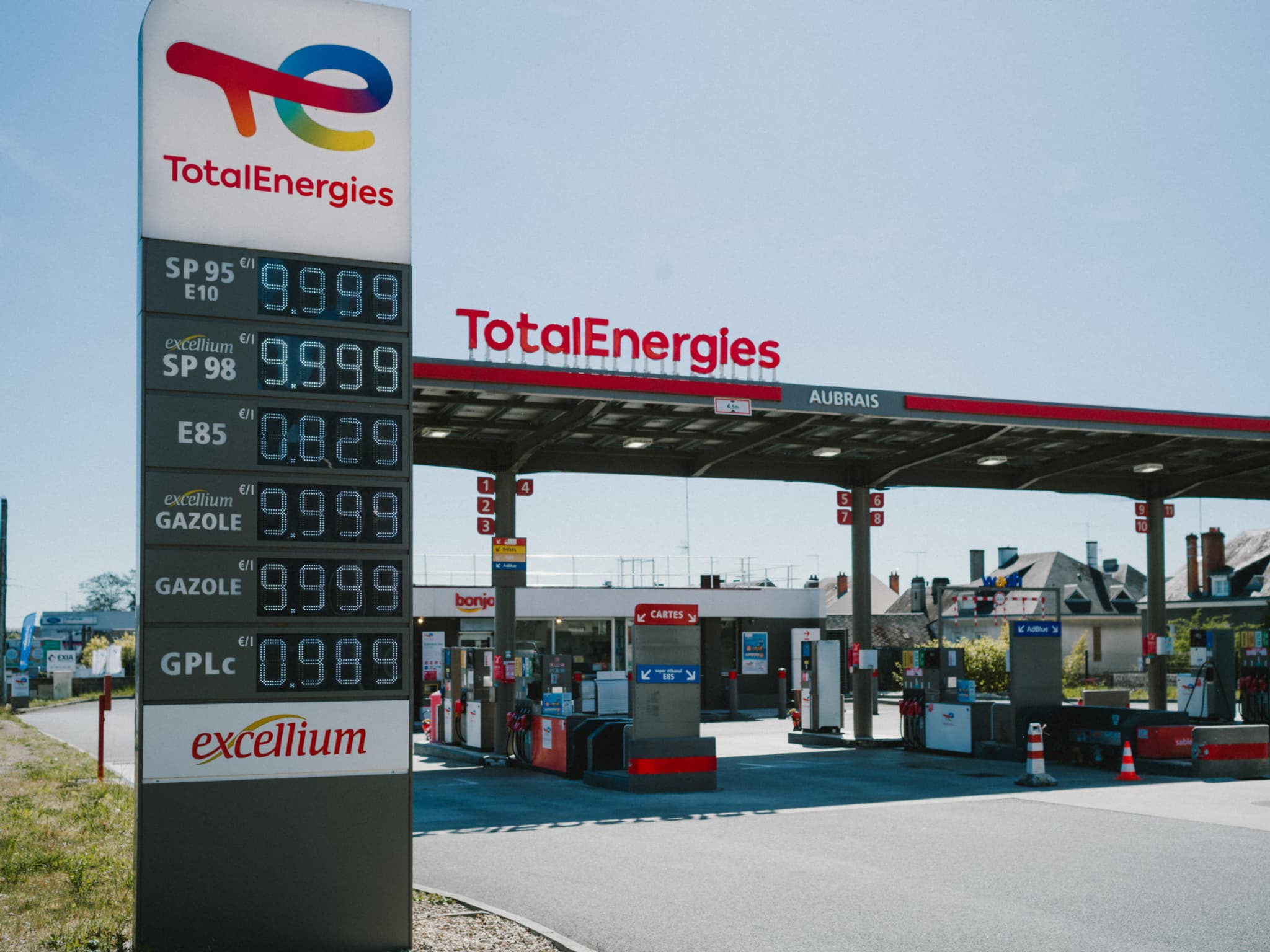 Le gazole bloqué à 2,25 euros le litre, l'essence à 1,99 euro: Totalenergies  reconduit des ristournes sur les prix à la pompe jusqu'à fin avril (mais  augmente franchement le plafond sur le