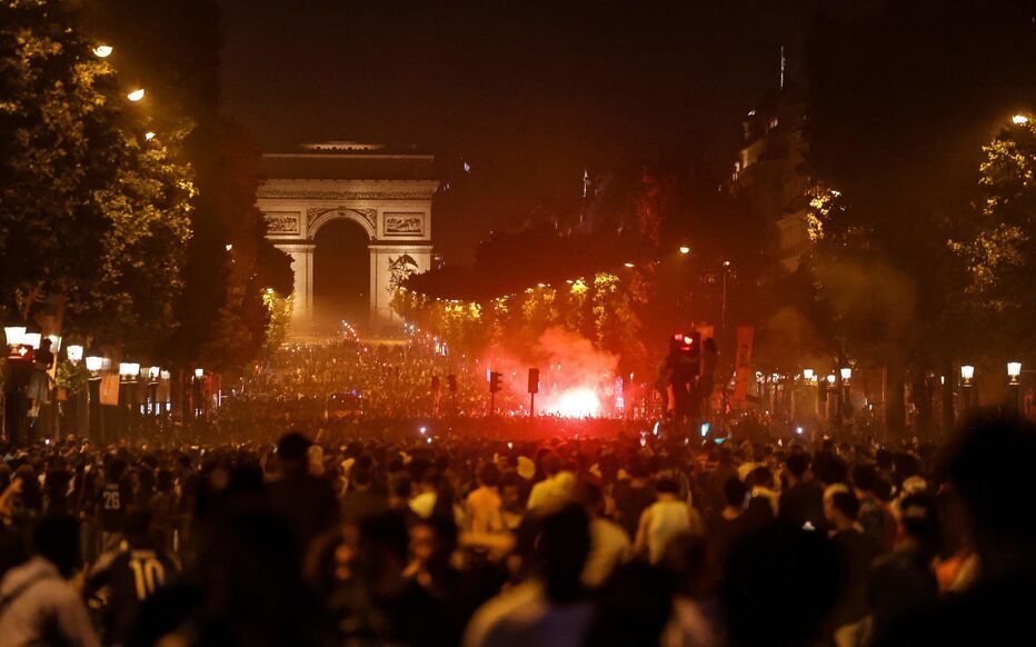 Sacre du PSG : deux morts tragiques après des chutes dans la Seine -  L'essentiel