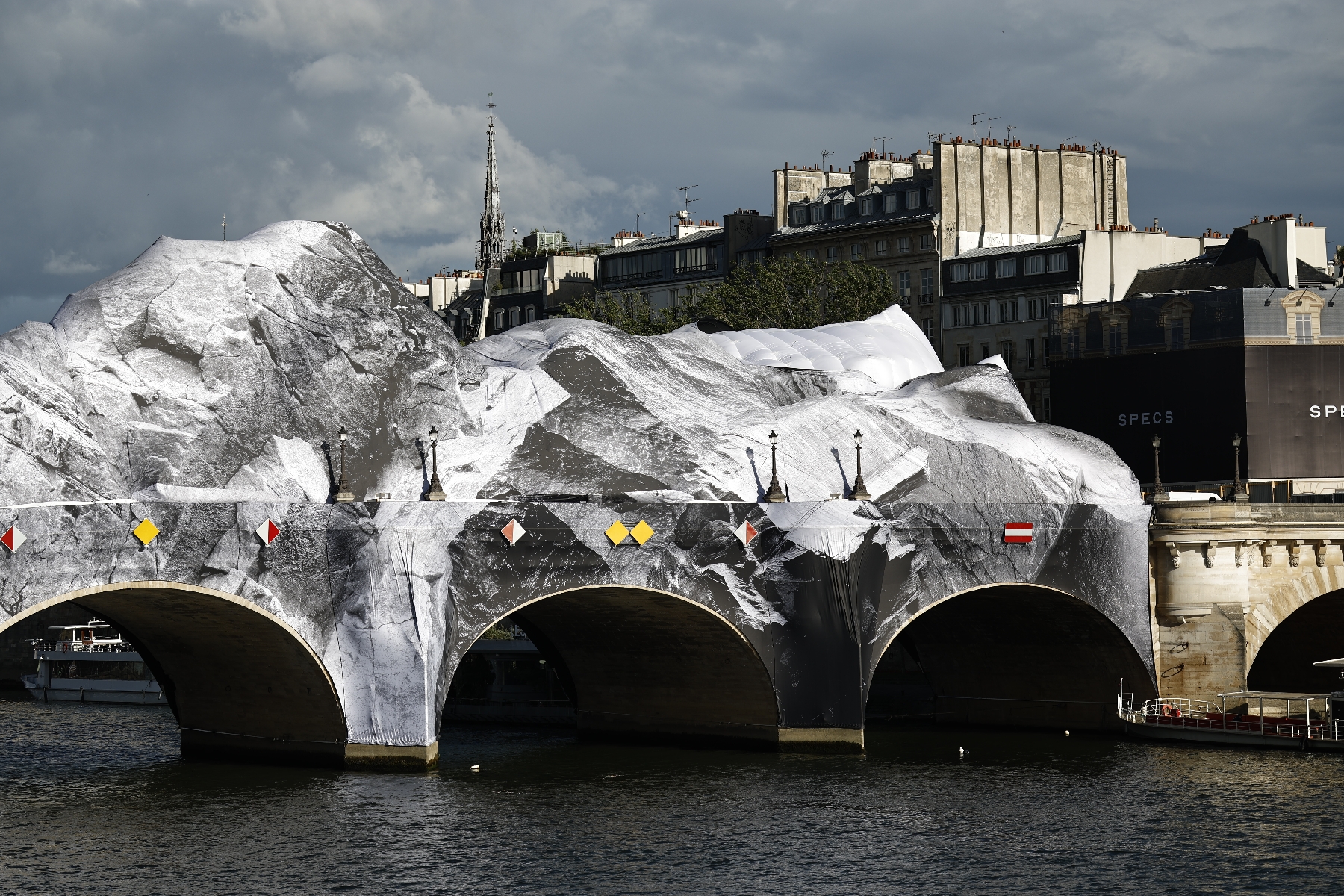 La "Caverne" de JR sur le Pont Neuf endommagée, l'ouverture au public  reportée
