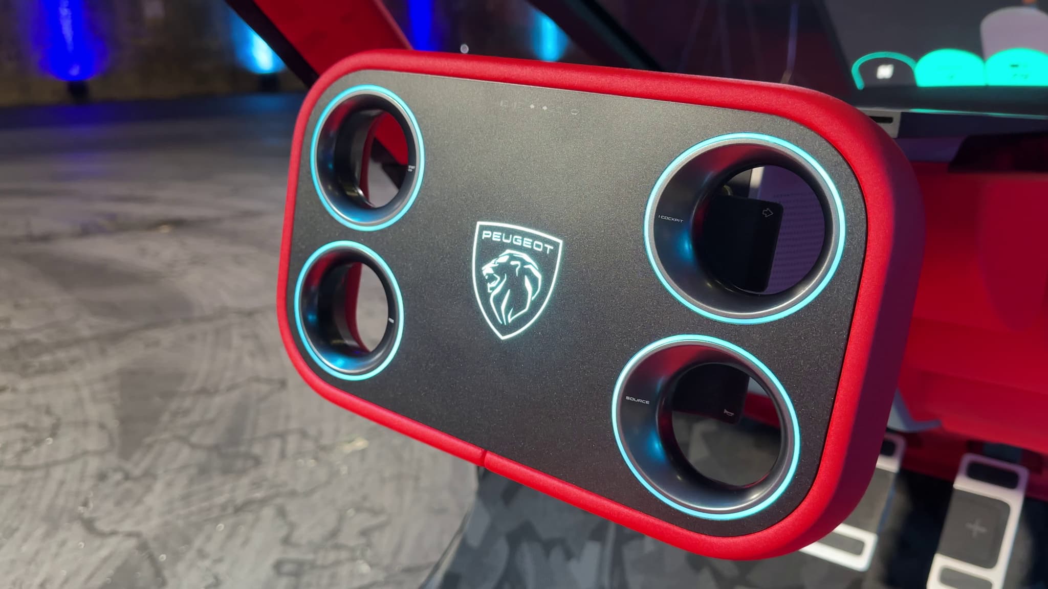 Une technologie déjà présente dans le Cybertruck de Tesla: on a testé le  nouveau volant rectangulaire de Peugeot qui sera dans la prochaine 208 en  2027