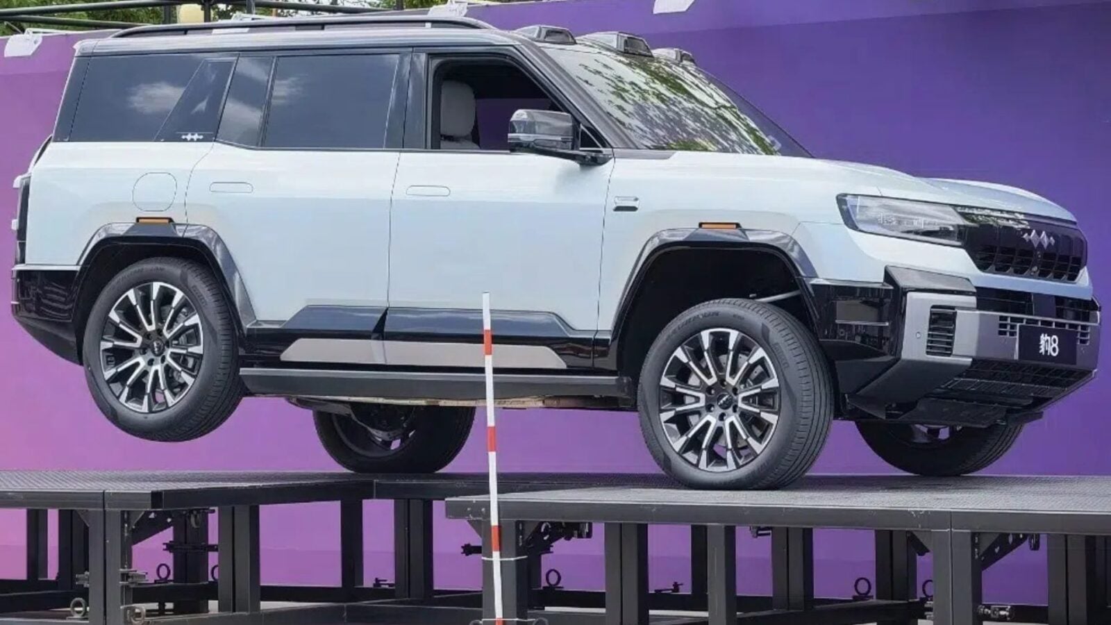 Rouler sur 3 roues et se dépanner sans cric : la folle innovation des voitures  chinoises fait le tour du Web