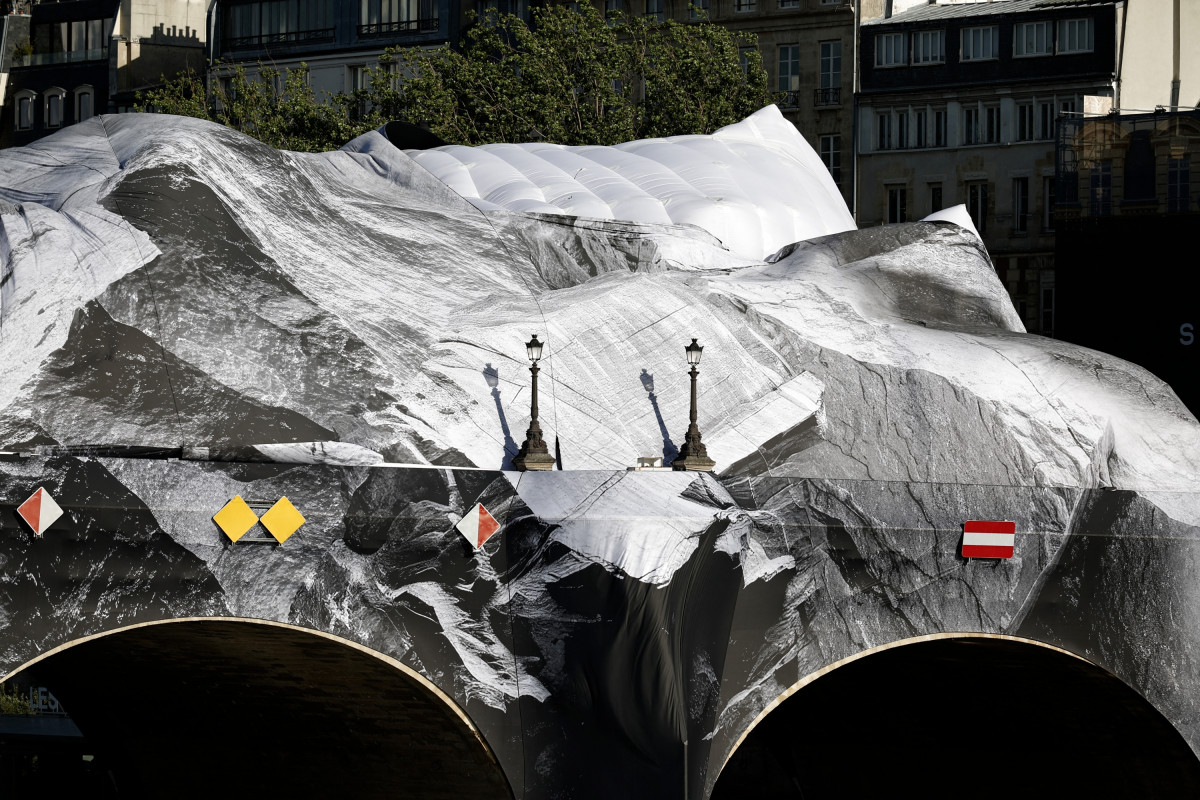 À Paris, "La Caverne" du Pont-Neuf de JR endommagée, l'ouverture au public  reportée