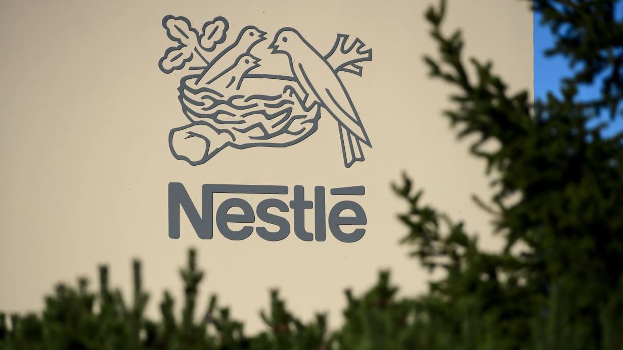 Vous pouvez vous attendre à des marges plus élevées": le patron de Nestlé  explique pourquoi les prix du chocolat et du café ne baissent pas en rayon  malgré la forte chute des